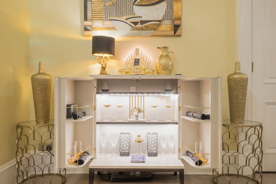 "Sheer Luxe" Luxury Apartment King Bed with Bath & Shower | Room amenity