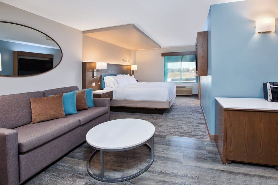 Junior Suite, 1 King Bed | Premium bedding, pillowtop beds, in-room safe, desk