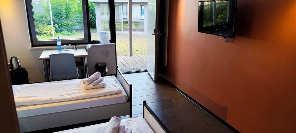 Junior Double Room, 2 Twin Beds, Non Smoking, Courtyard View | Desk, laptop workspace, free WiFi, bed sheets