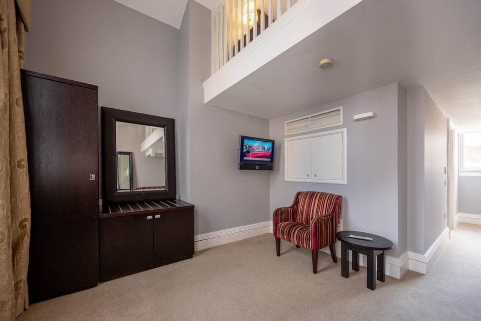 Studio Suite, 1 King Bed | Hypo-allergenic bedding, in-room safe, desk, laptop workspace