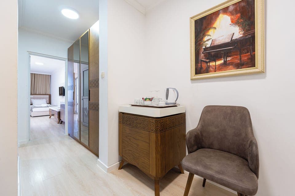 Family Suite | In-room safe, desk, laptop workspace, blackout drapes