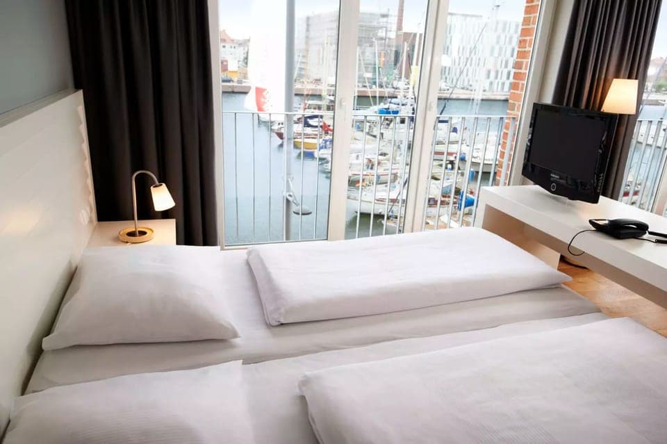 In-room safe, desk, free WiFi