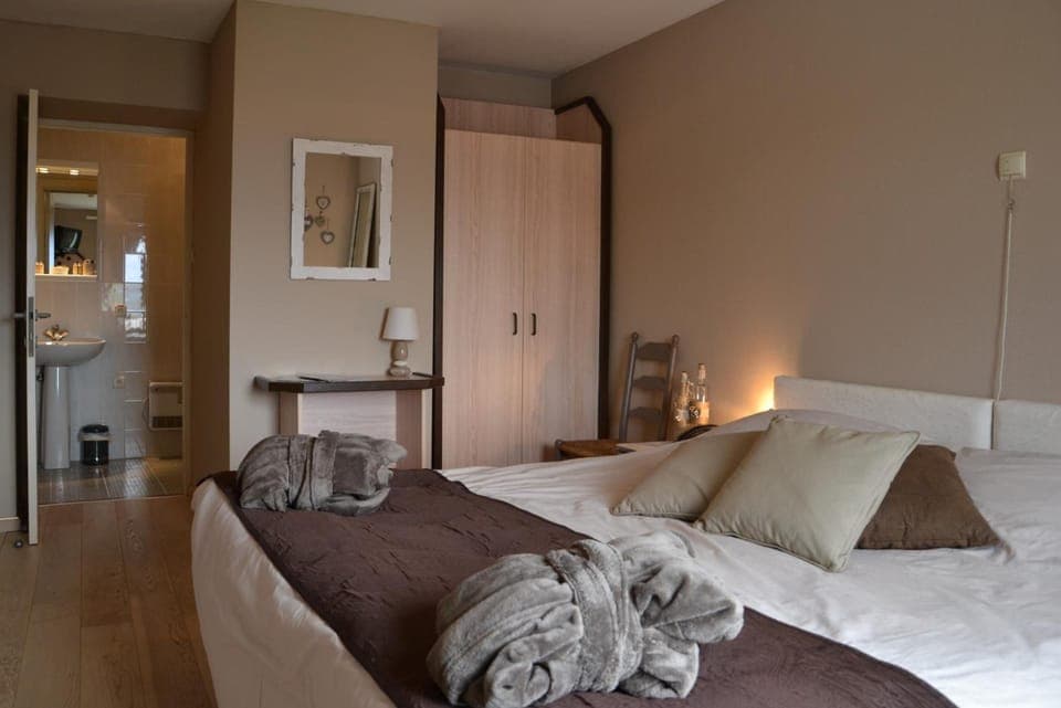 Premium bedding, down comforters, minibar, in-room safe