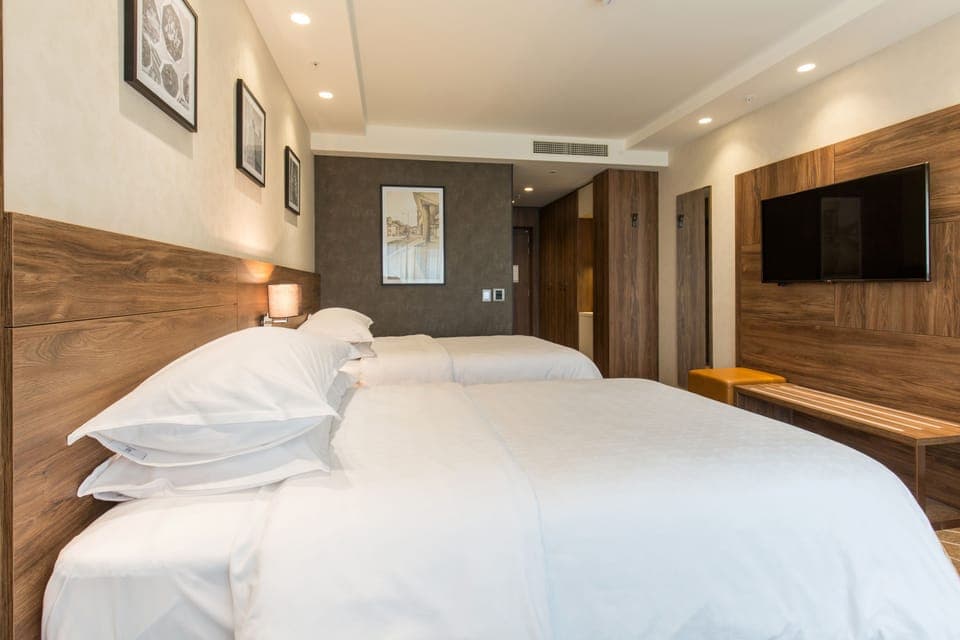 Hypo-allergenic bedding, minibar, in-room safe, desk