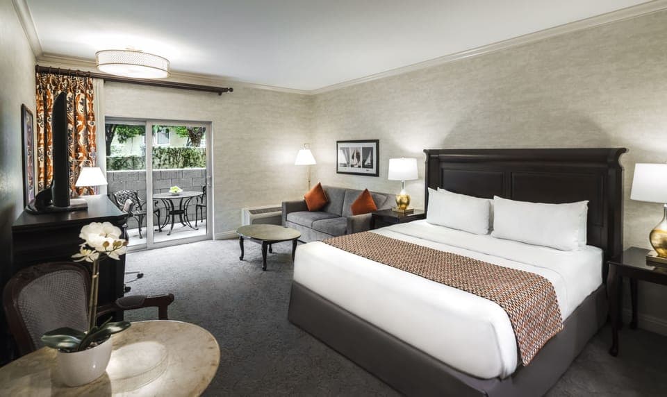 Patio King Junior Suite | Hypo-allergenic bedding, down comforters, pillowtop beds, desk