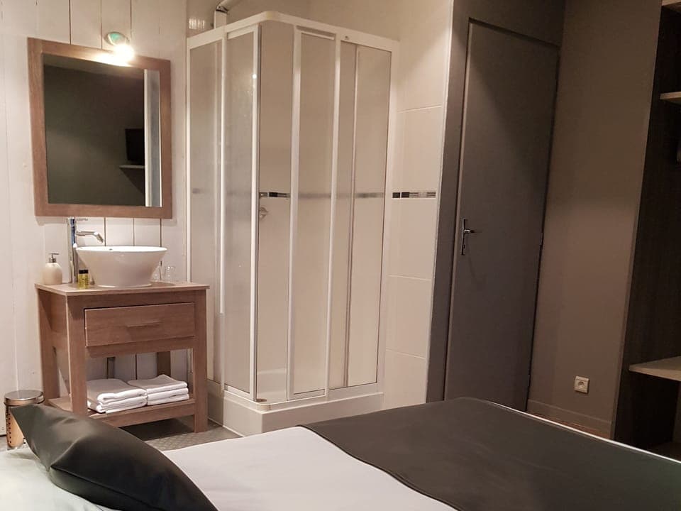 Standard Double Room, Ensuite | Bathroom