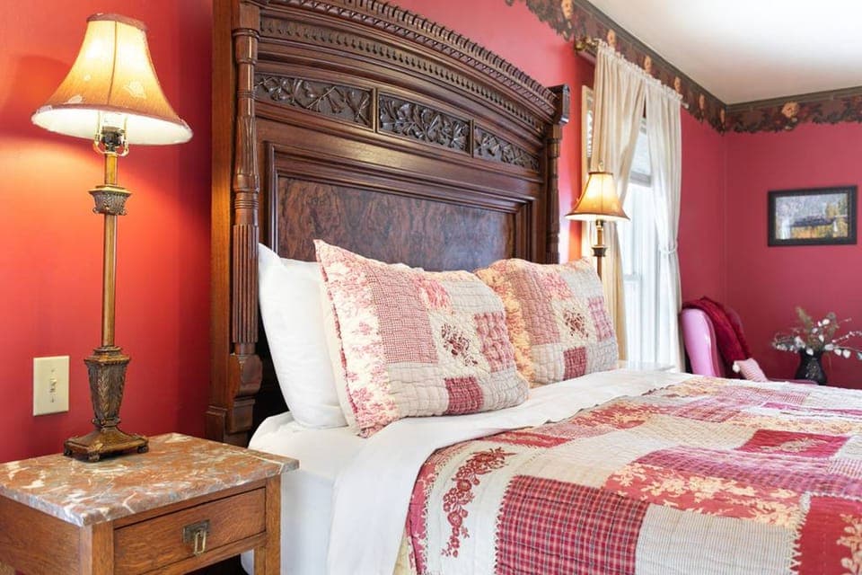 Honeymoon Room, 1 Queen Bed, Ensuite, Mountain View | Premium bedding, pillowtop beds, individually decorated