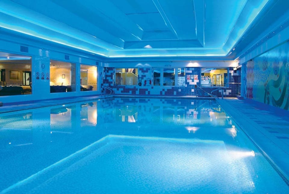 Indoor pool, sun loungers