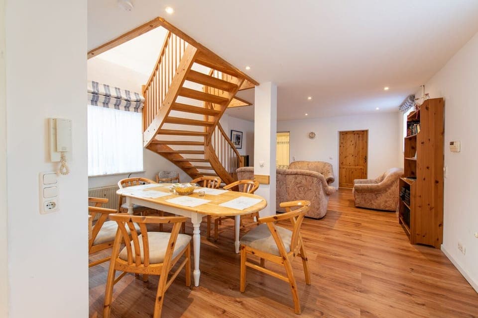 Comfort Duplex, 3 Bedrooms (3) | Living area | Flat-screen TV