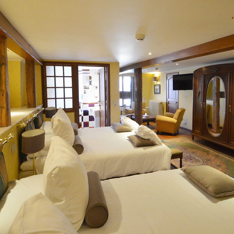 Free minibar items, in-room safe, desk, free WiFi