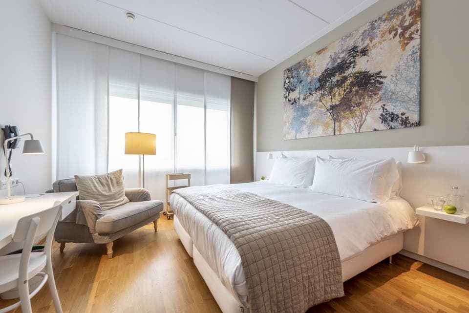 Comfort Room (Deluxe) | In-room safe, desk, blackout drapes, soundproofing