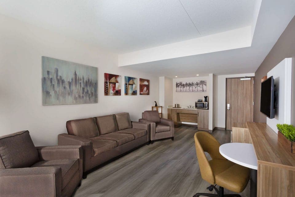 Premium bedding, down comforters, in-room safe, desk