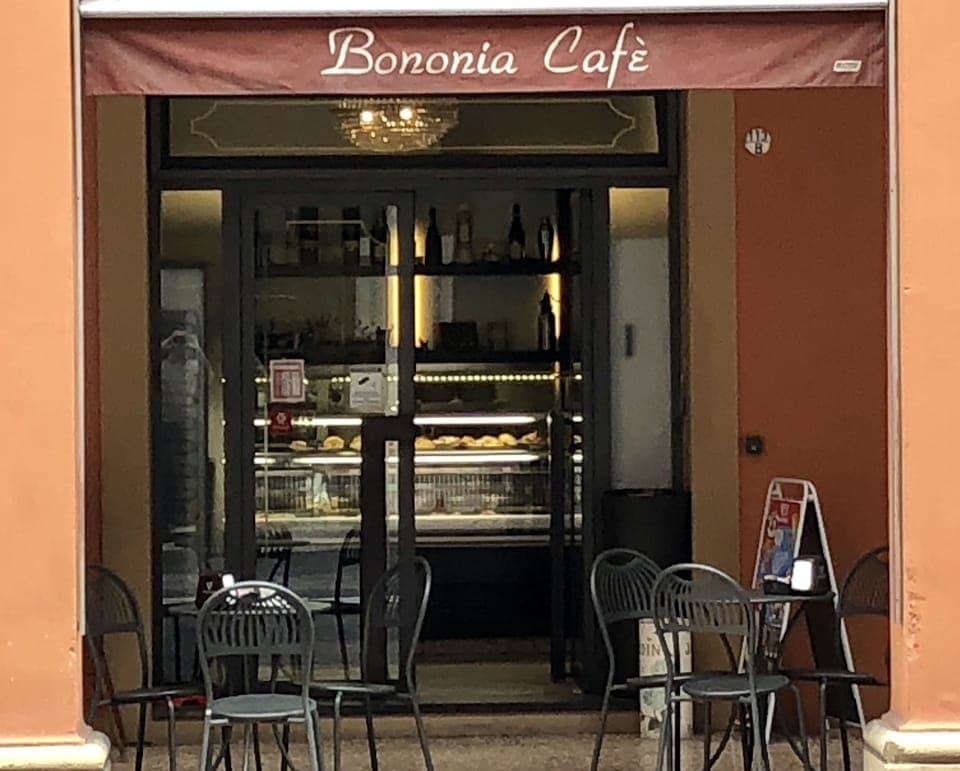 Daily cooked-to-order breakfast (EUR 7 per person)