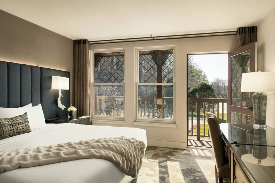 Room, 1 King Bed | Premium bedding, down comforters, pillowtop beds, in-room safe