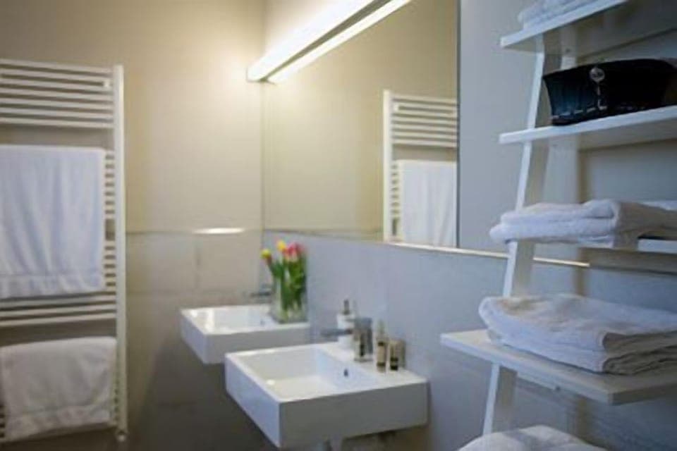 Junior Suite, Vineyard View | Bathroom | Shower, free toiletries, hair dryer, bidet