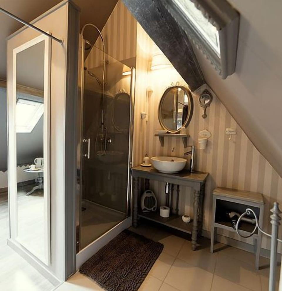 Double Room (La Shabby Chic) | Bathroom | Free toiletries, hair dryer, towels