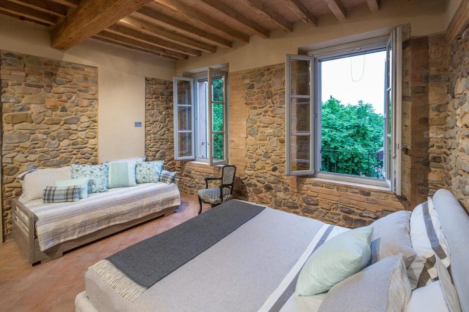 Premium bedding, desk, free cribs/infant beds, free WiFi