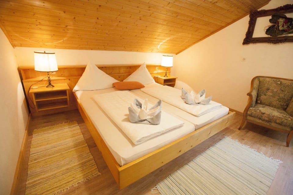 Basic Double Room | Desk, free WiFi, bed sheets