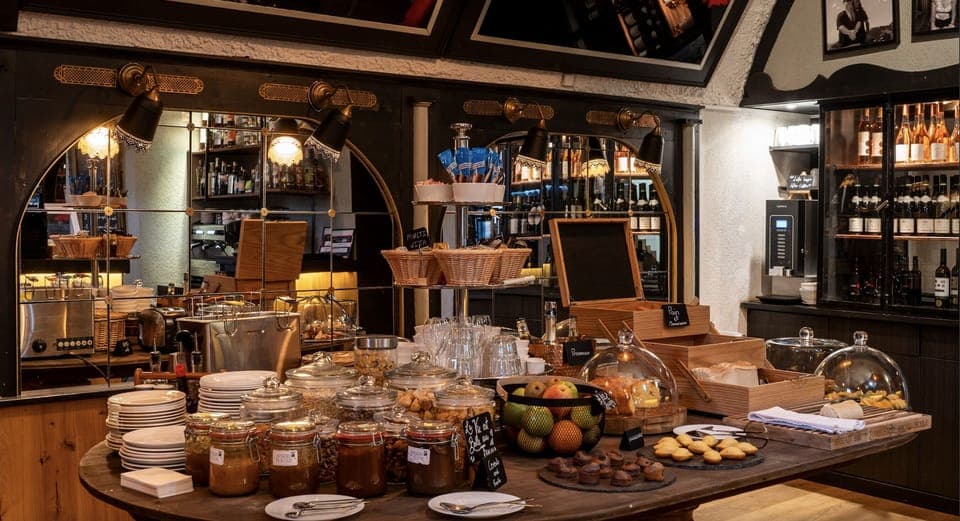 Premium bedding, in-room safe, individually decorated