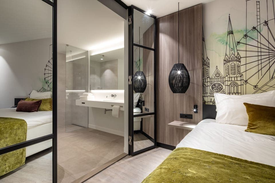 Separate tub and shower, rainfall showerhead, free toiletries