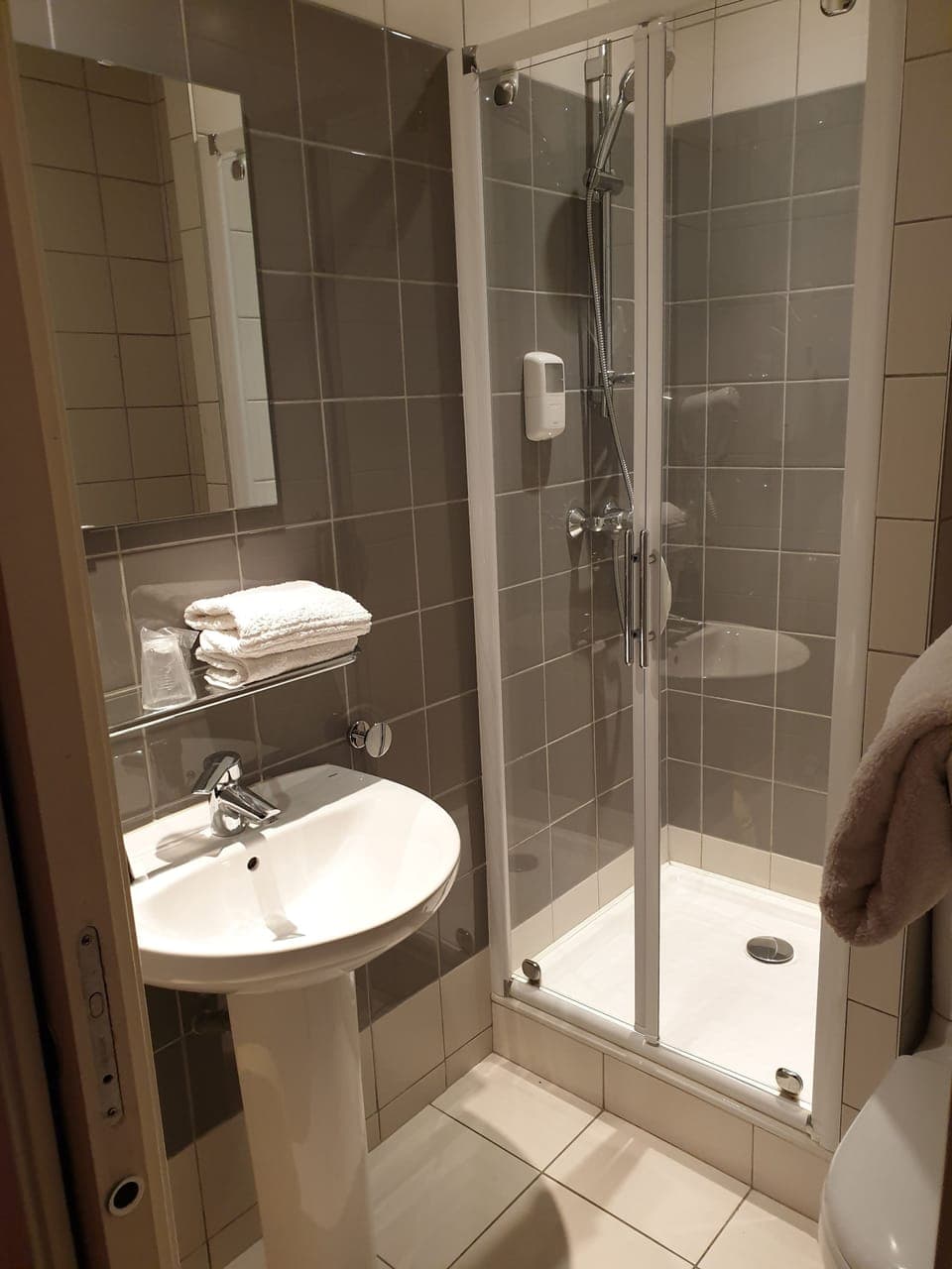 Comfort Double Room | Bathroom | Shower, free toiletries, hair dryer, towels