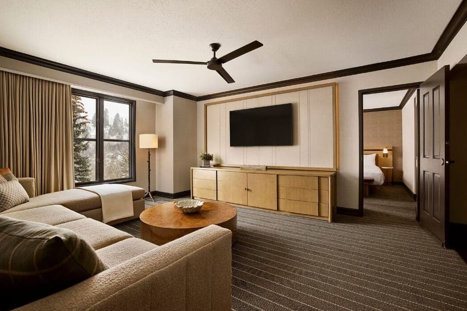 Suite (Highlands) | Living area | Flat-screen TV, pay movies