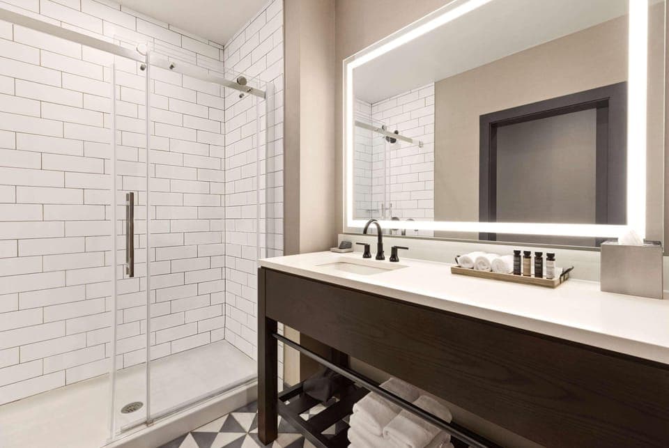 Studio Suite, 1 King Bed, Non Smoking, Corner | Bathroom | Free toiletries, hair dryer, towels