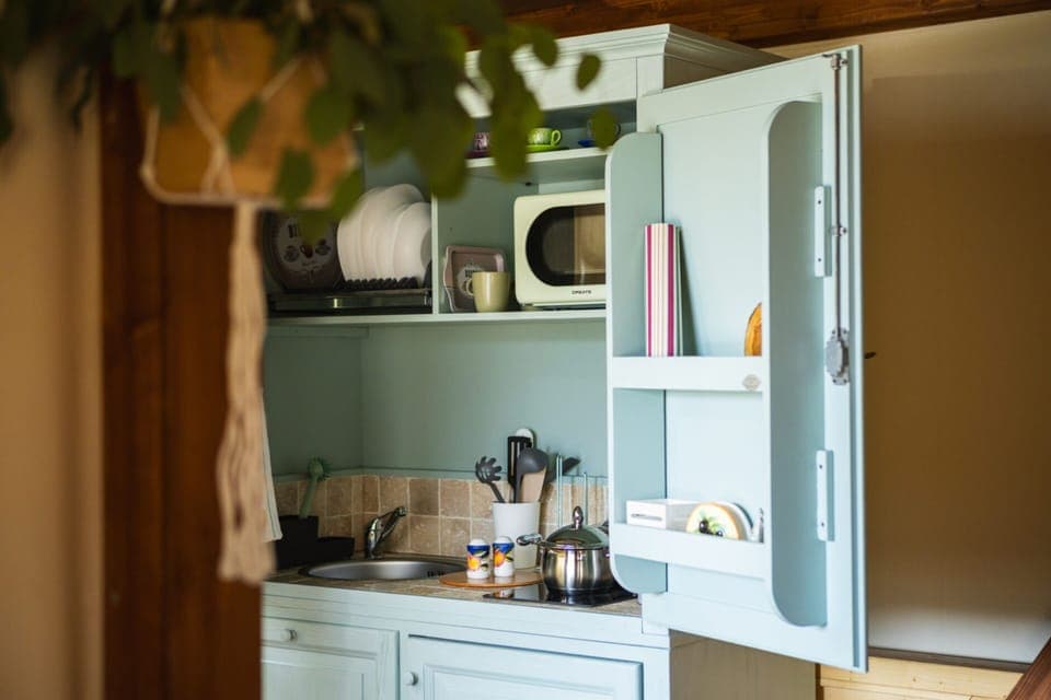 Glamping Eco-suite con colazione e vasca idromassaggio esclusiva | Private kitchen | Full-size fridge, microwave, stovetop, electric kettle