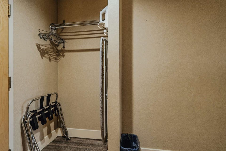 Standard Room, 1 King Bed, Non Smoking, Refrigerator & Microwave | Premium bedding, desk, laptop workspace, blackout drapes