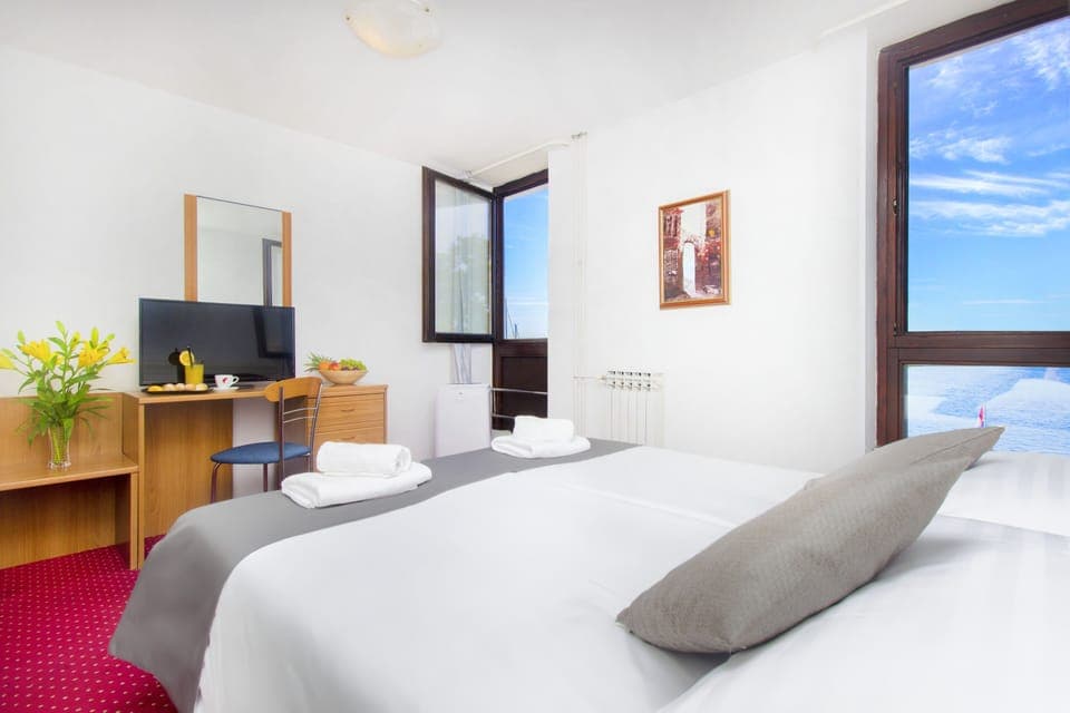 Double Room, Sea View | Desk, iron/ironing board, bed sheets