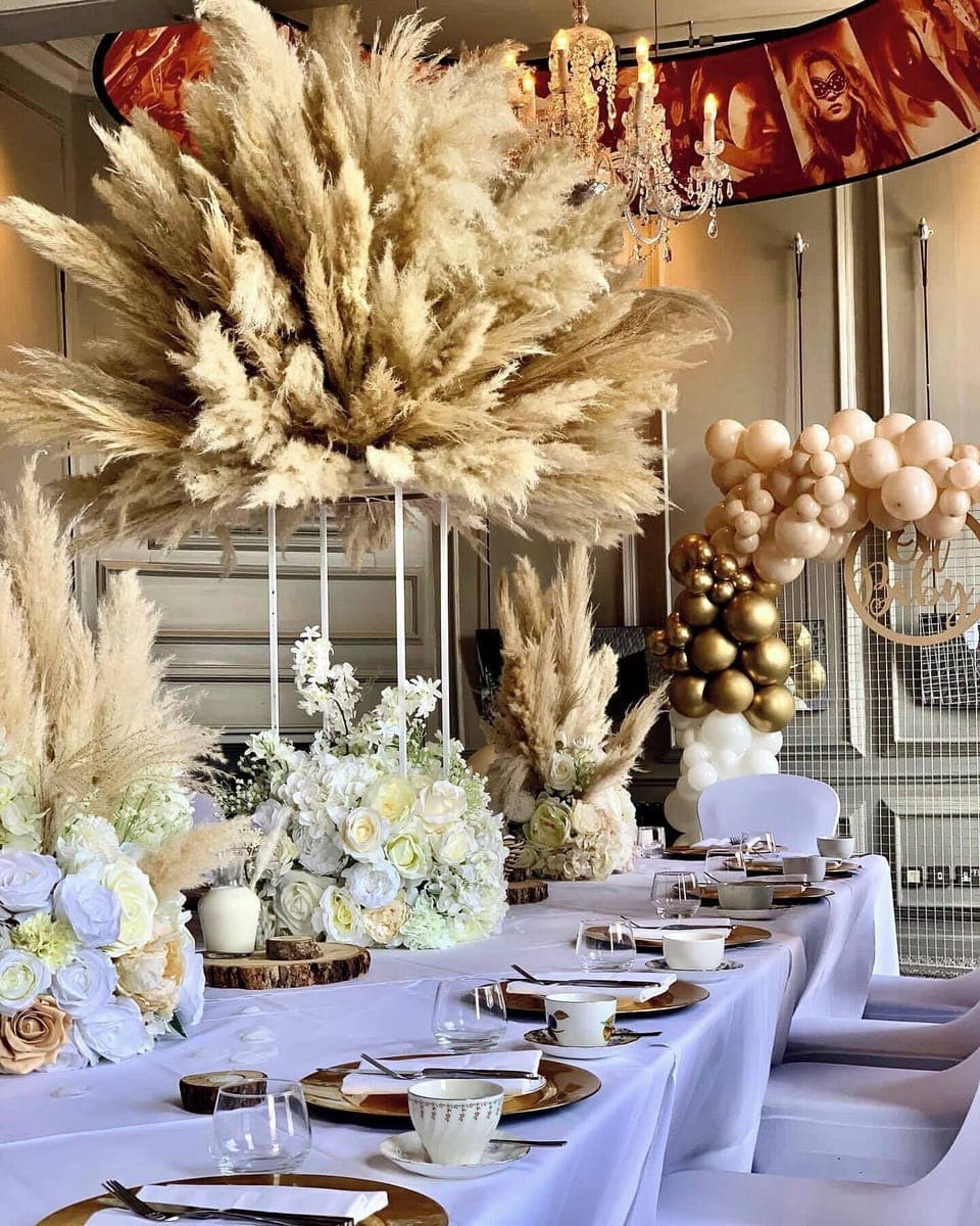 Lunch, dinner and brunch served