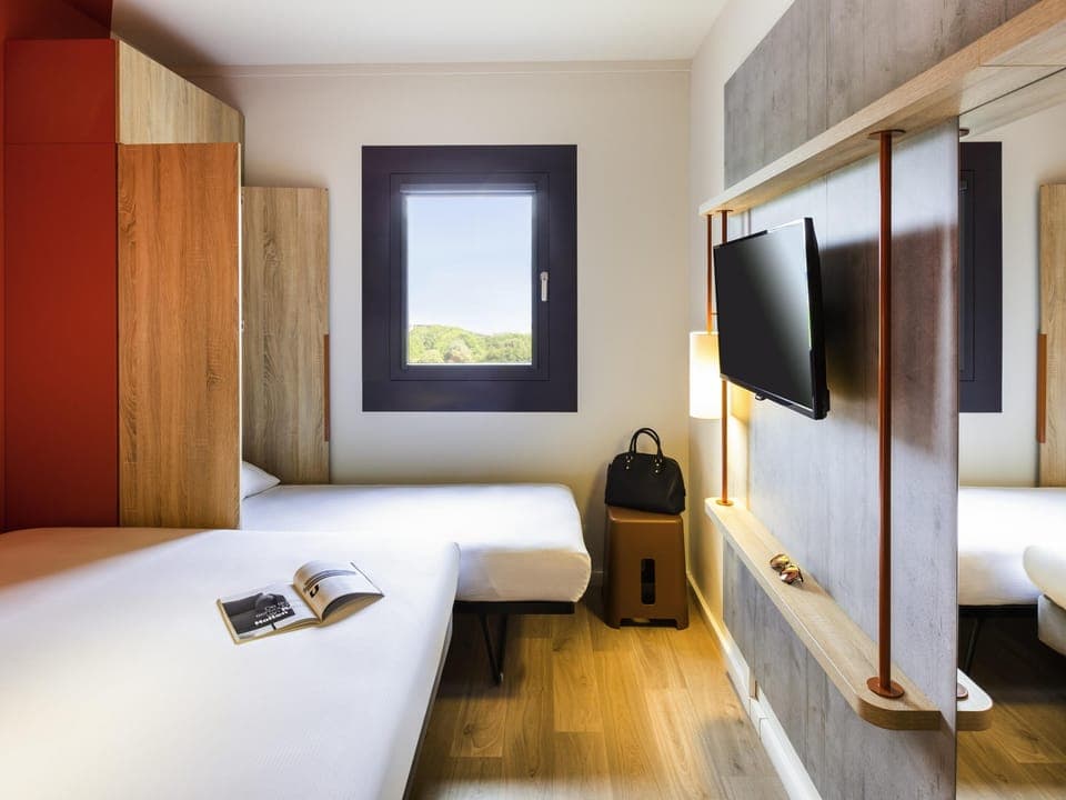 Double Room, Multiple Beds | Hypo-allergenic bedding, desk, laptop workspace, soundproofing