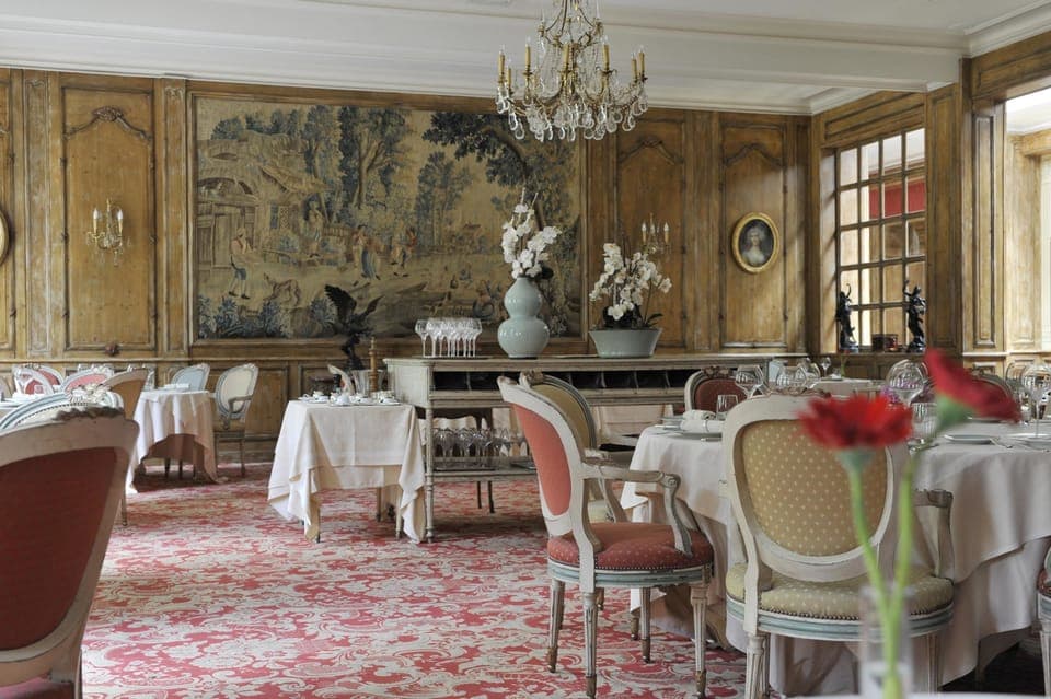 3 restaurants, lunch served