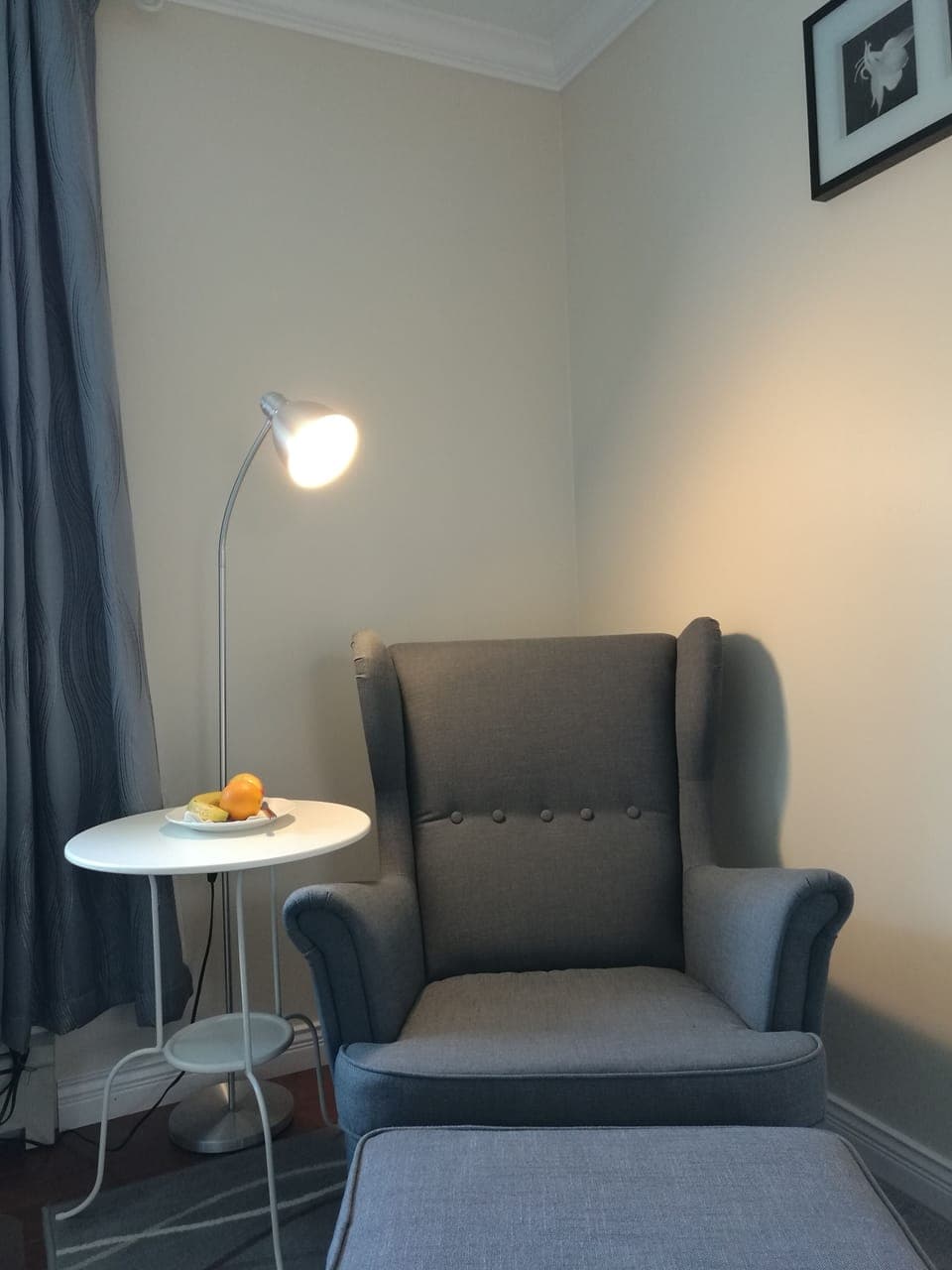 Comfort Room, 1 Queen Bed | Living area