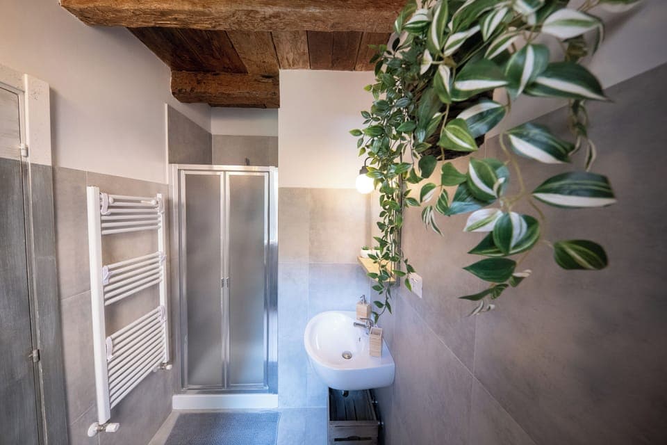 Double Room, Terrace | Bathroom | Shower, free toiletries, hair dryer, towels