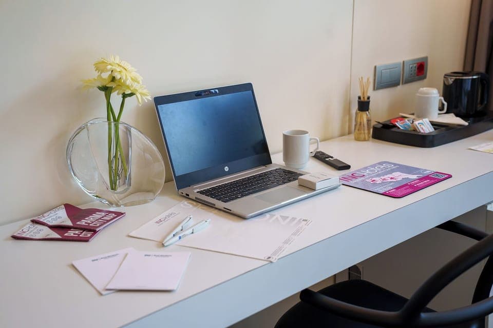 Standard Room, 2 Twin Beds | Memory foam beds, minibar, in-room safe, desk