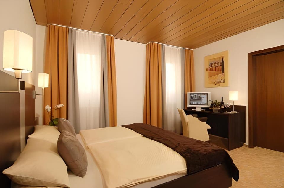 Suite | Minibar, in-room safe, desk, iron/ironing board