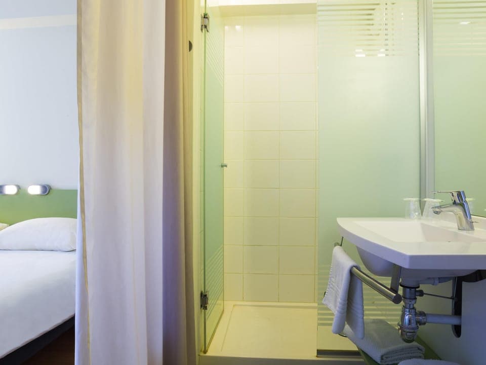 Desk, soundproofing, free WiFi, bed sheets