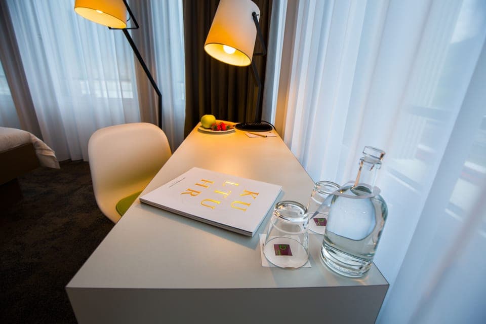 Junior Suite | Bathroom | Shower, free toiletries, hair dryer, towels