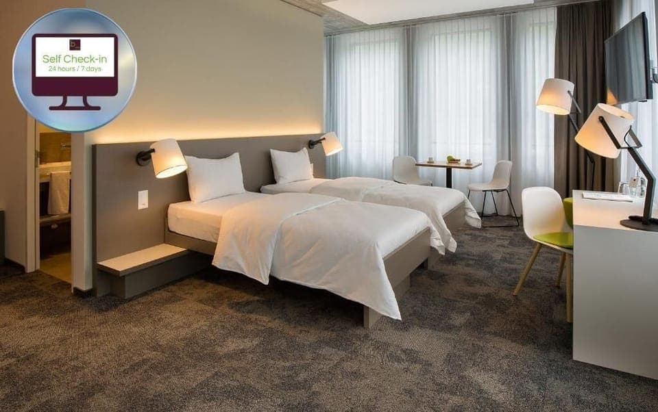Junior Suite | Living area | Flat-screen TV