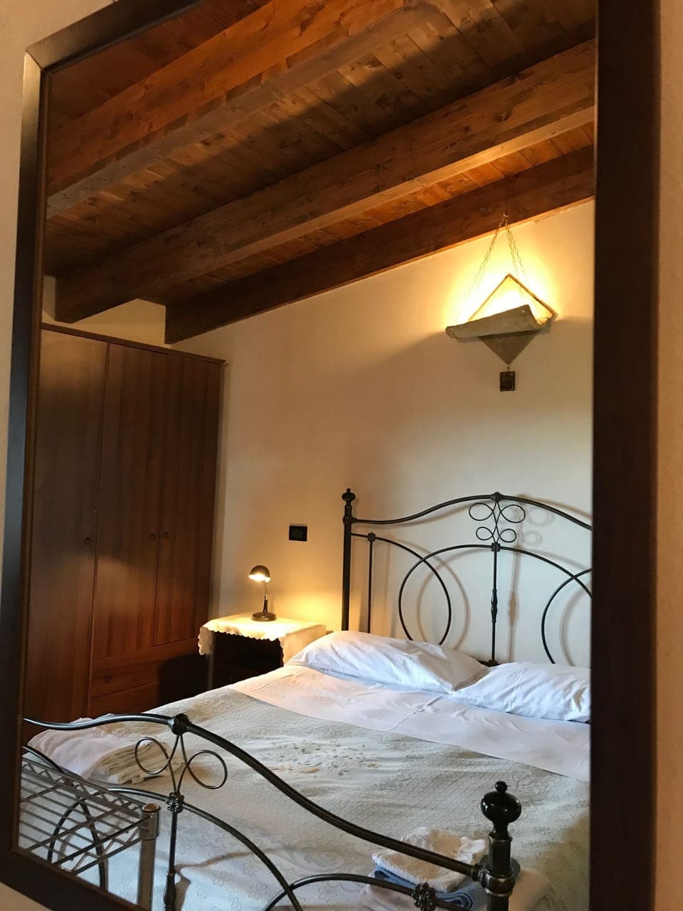 Suite | Premium bedding, desk, iron/ironing board, free cribs/infant beds