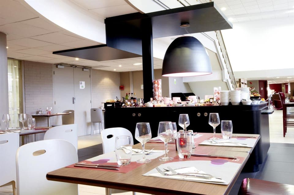 Breakfast, lunch, dinner served; French cuisine 