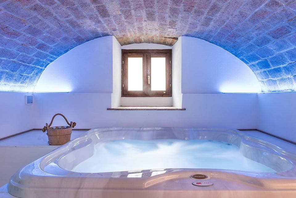Indoor spa tub