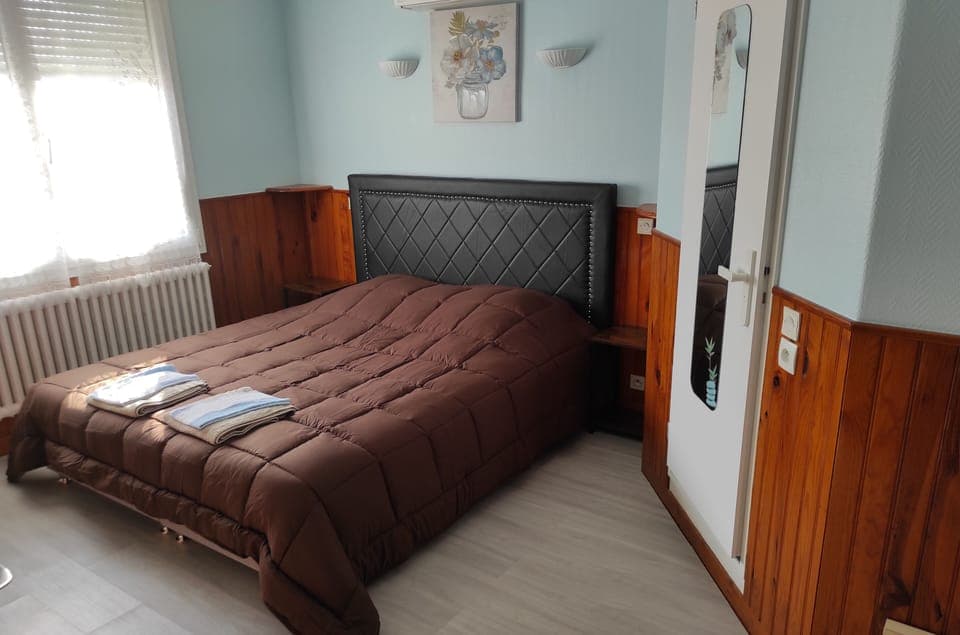 Classic Double Room, 1 King Bed | 1 bedroom, blackout drapes, free WiFi