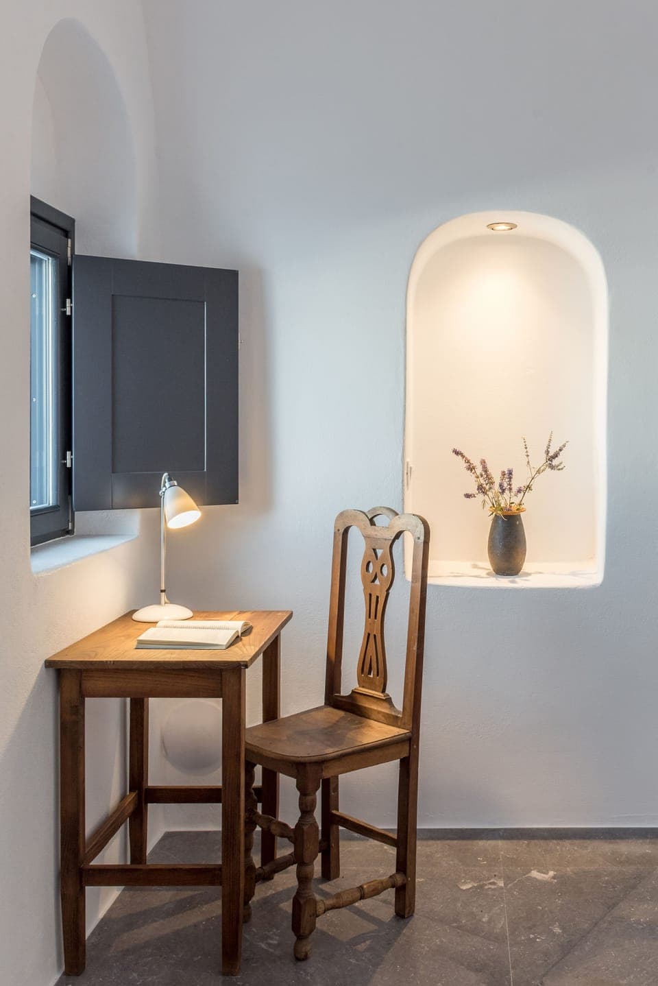 Suite, Plunge Pool, Caldera View (Elegant) | Living area | IPod dock, books, printers