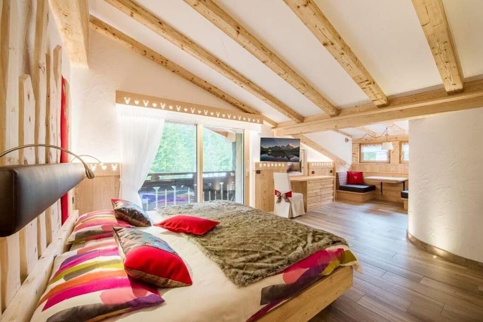 Minibar, in-room safe, desk, soundproofing