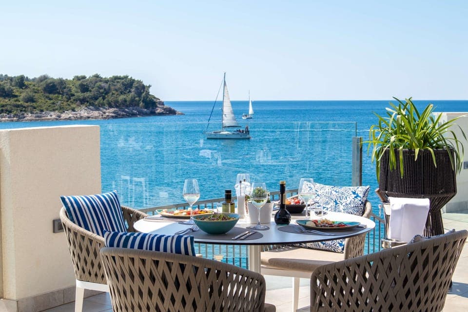 Breakfast, dinner served; international cuisine, beach views 