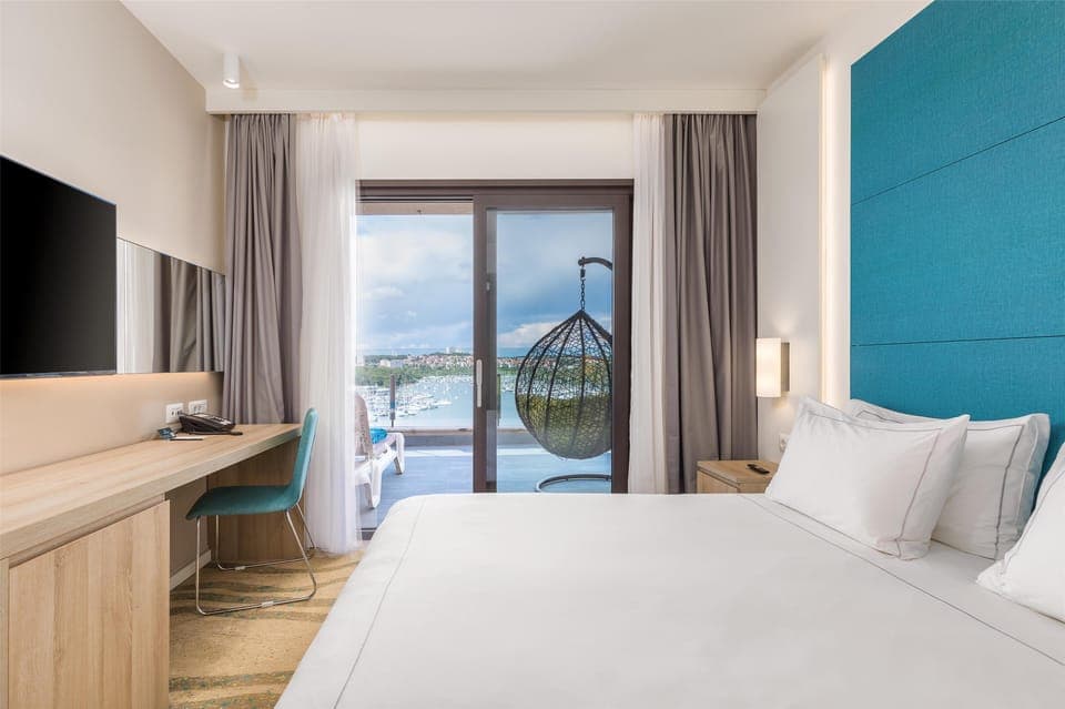 Family Suite, Marina View | Minibar, in-room safe, desk, free cribs/infant beds