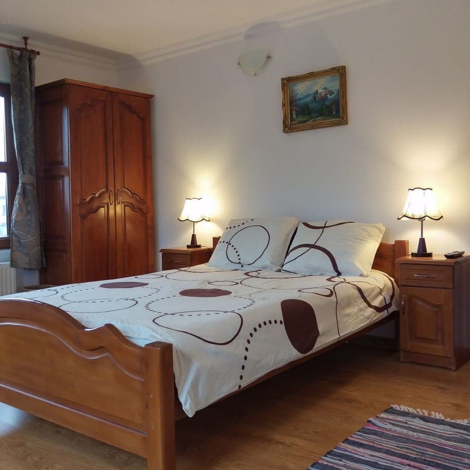 Triple Room | Desk, soundproofing, iron/ironing board, free cribs/infant beds