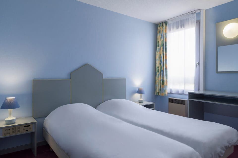 Classic Twin Room, 2 Twin Beds | Desk, soundproofing, free WiFi, bed sheets